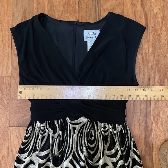 Kathy Roberts Size 10 Petite Dress Black Gold Print Bottom Half Pleated Zipper - Picture 5 of 10